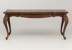 картинка Cтаринный кофейный столик салоне старинных вещей "Шебби" являющийся официальным дистрибьютором в России и Беларуси