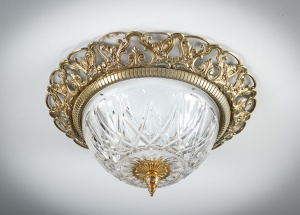 картинка Старинная люстра из хрусталя в стиле Ампир с ажурными декоративными элементами салоне старинных вещей "Шебби" являющийся официальным дистрибьютором в России и Беларуси