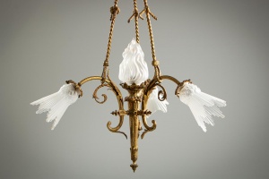 картинка Антикварная люстра из бронзы с матовыми плафонами в виде цветов салоне старинных вещей "Шебби" являющийся официальным дистрибьютором в России и Беларуси