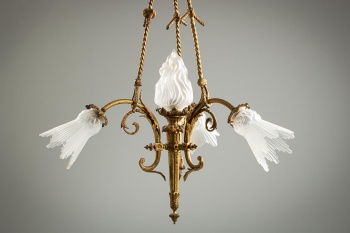 Антикварная люстра из бронзы с матовыми плафонами в виде цветов код.&nbsp;RM4107759