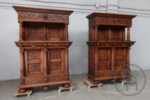 картинка Антикварные поставцы (2 шт.), декорированные резьбой в виде растительных побегов салоне старинных вещей "Шебби" являющийся официальным дистрибьютором в России и Беларуси