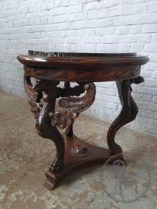 картинка Антикварный приставной столик с резными опорами в виде крыльев и мраморной столешницей салоне старинных вещей "Шебби" являющийся официальным дистрибьютором в России и Беларуси