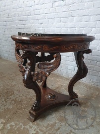 Антикварный приставной столик с резными опорами в виде крыльев и мраморной столешницей код. BE4097694