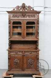 Антикварный дубовый буфет в охотничьем стиле с тематической барельефной резьбой и головой зверя на короне код. BE3259530