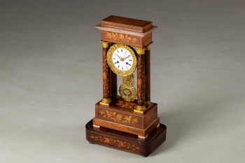 Антикварные каминные часы с маркетри в стиле Наполеона III код. RM4102416