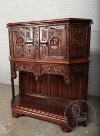 Антикварный поставец из дуба с медальонами в виде портретов код. BE106985