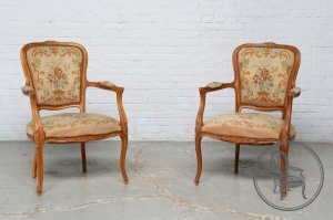 картинка Антикварные кресла (2 шт.) в обивке из гобелена, декорированные резьбой салоне старинных вещей "Шебби" являющийся официальным дистрибьютором в России и Беларуси