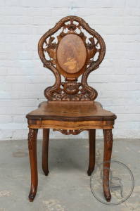 картинка Антикварный стул салоне старинных вещей "Шебби" являющийся официальным дистрибьютором в России и Беларуси