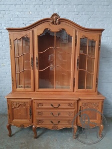 картинка Антикварный резной шкаф с застекленными дверцами салоне старинных вещей "Шебби" являющийся официальным дистрибьютором в России и Беларуси