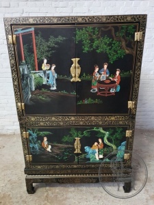 картинка Старинный комод в стиле шинуазри с многоцветной росписью салоне старинных вещей "Шебби" являющийся официальным дистрибьютором в России и Беларуси