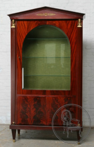 картинка Старинная витрина салоне старинных вещей "Шебби" являющийся официальным дистрибьютором в России и Беларуси