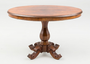 картинка Старинный столик салоне старинных вещей "Шебби" являющийся официальным дистрибьютором в России и Беларуси