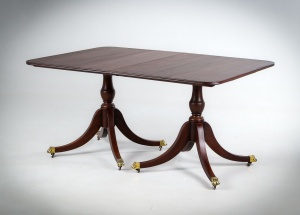 картинка Старинный стол с изогнутыми ножками, декорированными золочеными львиными лапами салоне старинных вещей "Шебби" являющийся официальным дистрибьютором в России и Беларуси