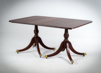 Старинный стол с изогнутыми ножками, декорированными золочеными львиными лапами код.&nbsp;RM4165414