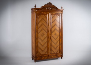 картинка Старинный шкаф с фигурным навершием, декорированным изысканной резьбой салоне старинных вещей "Шебби" являющийся официальным дистрибьютором в России и Беларуси