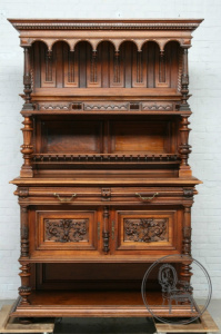 картинка Антикварный поставец в стиле ренессанс салоне старинных вещей "Шебби" являющийся официальным дистрибьютором в России и Беларуси