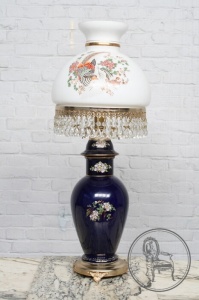 картинка Старинная настольная лампа со стеклянным расписным абажуром салоне старинных вещей "Шебби" являющийся официальным дистрибьютором в России и Беларуси