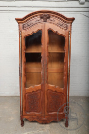 Антикварная ореховая витрина с растительным орнаментом код. BE61449