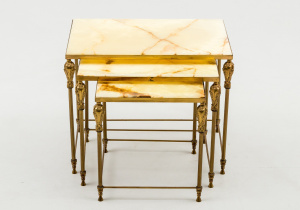 картинка Старинный набор столиков салоне старинных вещей "Шебби" являющийся официальным дистрибьютором в России и Беларуси