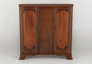 картинка Старинный комод салоне старинных вещей "Шебби" являющийся официальным дистрибьютором в России и Беларуси