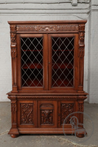 картинка Антикварный книжный шкаф-витрина с барельефной и флористической резьбой салоне старинных вещей "Шебби" являющийся официальным дистрибьютором в России и Беларуси