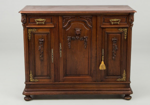 картинка Антикварный комод салоне старинных вещей "Шебби" являющийся официальным дистрибьютором в России и Беларуси