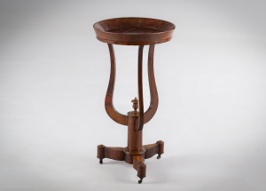 картинка Антикварный приставной столик на колесиках салоне старинных вещей "Шебби" являющийся официальным дистрибьютором в России и Беларуси