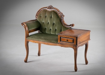 Старинная скамья для с выдвижным ящиком, обитая зеленым бархатом с каретной стяжкой код.&nbsp;RM4165616