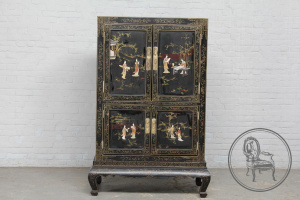 картинка Старинный комод в стиле шинуазри с инкрустацией камнями салоне старинных вещей "Шебби" являющийся официальным дистрибьютором в России и Беларуси