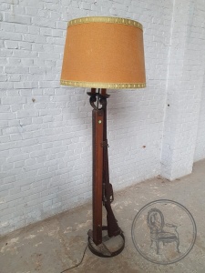 картинка Антикварный торшер в виде ружья салоне старинных вещей "Шебби" являющийся официальным дистрибьютором в России и Беларуси