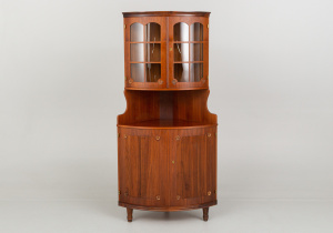 картинка Старинный угловой посудный шкаф салоне старинных вещей "Шебби" являющийся официальным дистрибьютором в России и Беларуси