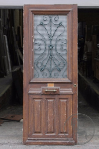 картинка Антикварная входная дверь салоне старинных вещей "Шебби" являющийся официальным дистрибьютором в России и Беларуси