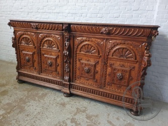 Антикварный комод с резьбой в стиле Ренессанс код. BE4109116