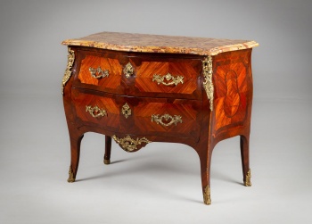 Антикварный комод с бронзовыми накладками в виде растительных композиций код.&nbsp;RM4135635