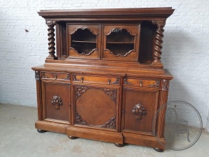 картинка Антикварный дубовый буфет в стиле ар-деко салоне старинных вещей "Шебби" являющийся официальным дистрибьютором в России и Беларуси