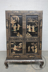 Старинный комод в восточном стиле с ручной сюжетной росписью, резьбой и латунными накладками код. BE4096790