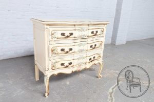 картинка Антикварный комод салоне старинных вещей "Шебби" являющийся официальным дистрибьютором в России и Беларуси