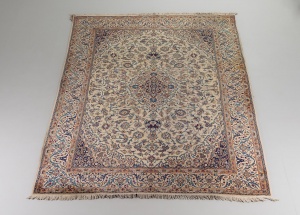 картинка Старинный иранский ковер с традиционным орнаментом салоне старинных вещей "Шебби" являющийся официальным дистрибьютором в России и Беларуси