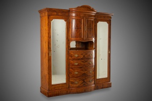 картинка Старинный шкаф-гардероб из ореха салоне старинных вещей "Шебби" являющийся официальным дистрибьютором в России и Беларуси