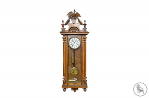 картинка Антикварные настенные часы салоне старинных вещей "Шебби" являющийся официальным дистрибьютором в России и Беларуси