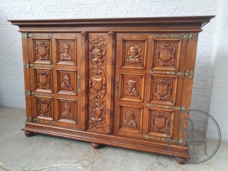 Старинный резной комод с распашными дверцами код. BE4097427