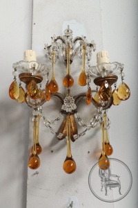 картинка Антикварное бра с подвесками из янтарного стекла салоне старинных вещей "Шебби" являющийся официальным дистрибьютором в России и Беларуси
