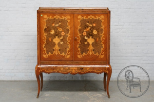 картинка Старинный посудный шкаф салоне старинных вещей "Шебби" являющийся официальным дистрибьютором в России и Беларуси