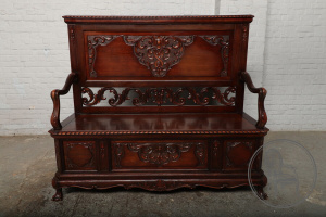 картинка Антикварная скамья с вензельной резьбой салоне старинных вещей "Шебби" являющийся официальным дистрибьютором в России и Беларуси