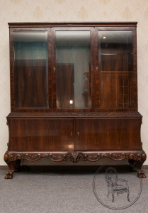 картинка Старинный посудный шкаф салоне старинных вещей "Шебби" являющийся официальным дистрибьютором в России и Беларуси