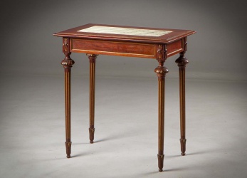 Старинный столик из красного дерева с поверхностью из ткани код. RM4165552