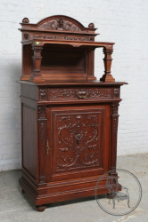 Антикварный ореховый комод с растительным орнаментом и мифологическими маскаронами код. BE107589