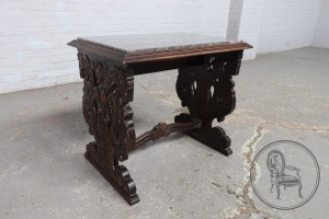 картинка Антикварный кофейный столик салоне старинных вещей "Шебби" являющийся официальным дистрибьютором в России и Беларуси