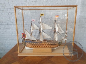 Антикварная модель корабля деревянном витринном корпусе со стеклянными стенками код.&nbsp;BE4165693