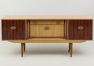 картинка Старинный комод салоне старинных вещей "Шебби" являющийся официальным дистрибьютором в России и Беларуси